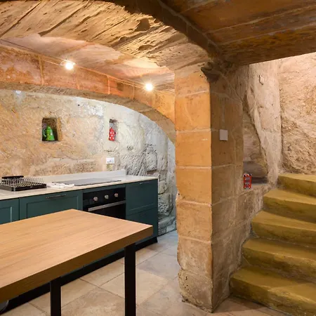 Traditional Maltese Style 1br Maisonette - Grand Harbour Area *