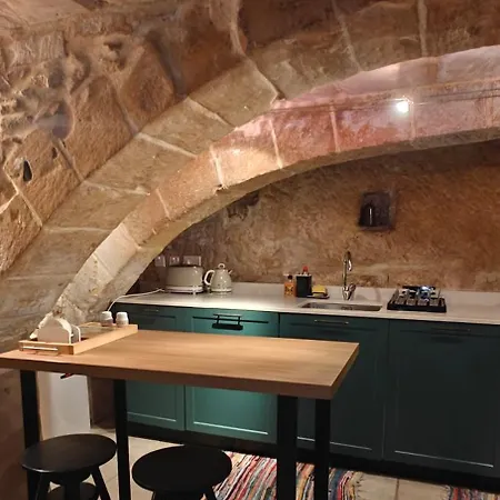 Apartment Traditional Maltese Style 1br Maisonette - Grand Harbour Area Valletta