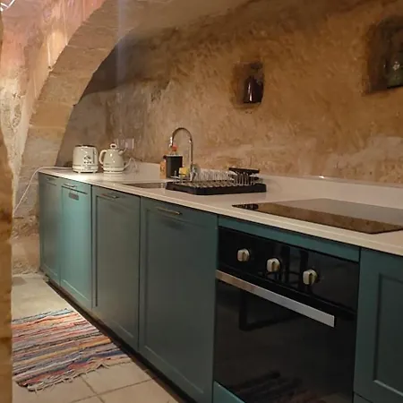 Traditional Maltese Style 1br Maisonette - Grand Harbour Area Apartment *