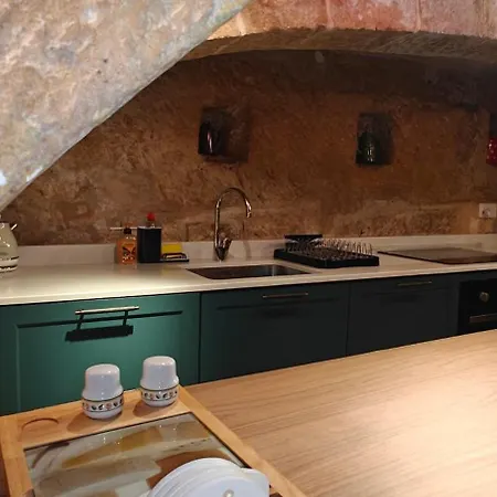 Traditional Maltese Style 1br Maisonette - Grand Harbour Area Apartment Valletta