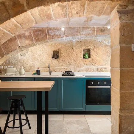 Apartment Traditional Maltese Style 1br Maisonette - Grand Harbour Area *