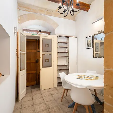 Traditional Maltese Style 1br Maisonette - Grand Harbour Area