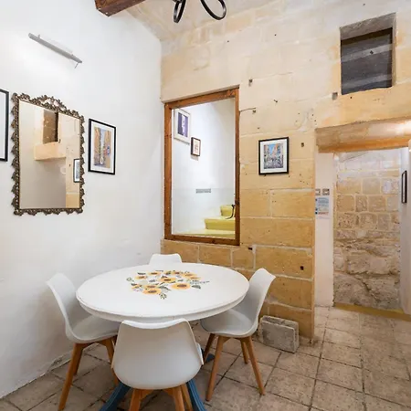 Traditional Maltese Style 1br Maisonette - Grand Harbour Area Valletta